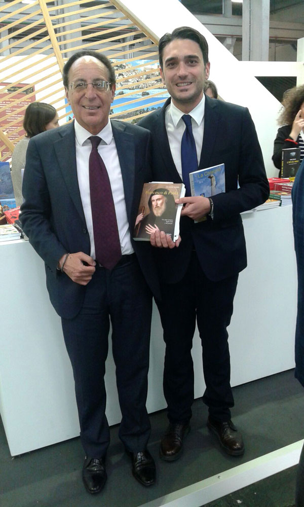 prof.-Caridi-con-il-presidente-Irto-al-salone-del-libro-Torino-1-180x300.jpg